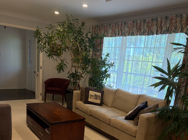 2Leigh-Living3-600x447